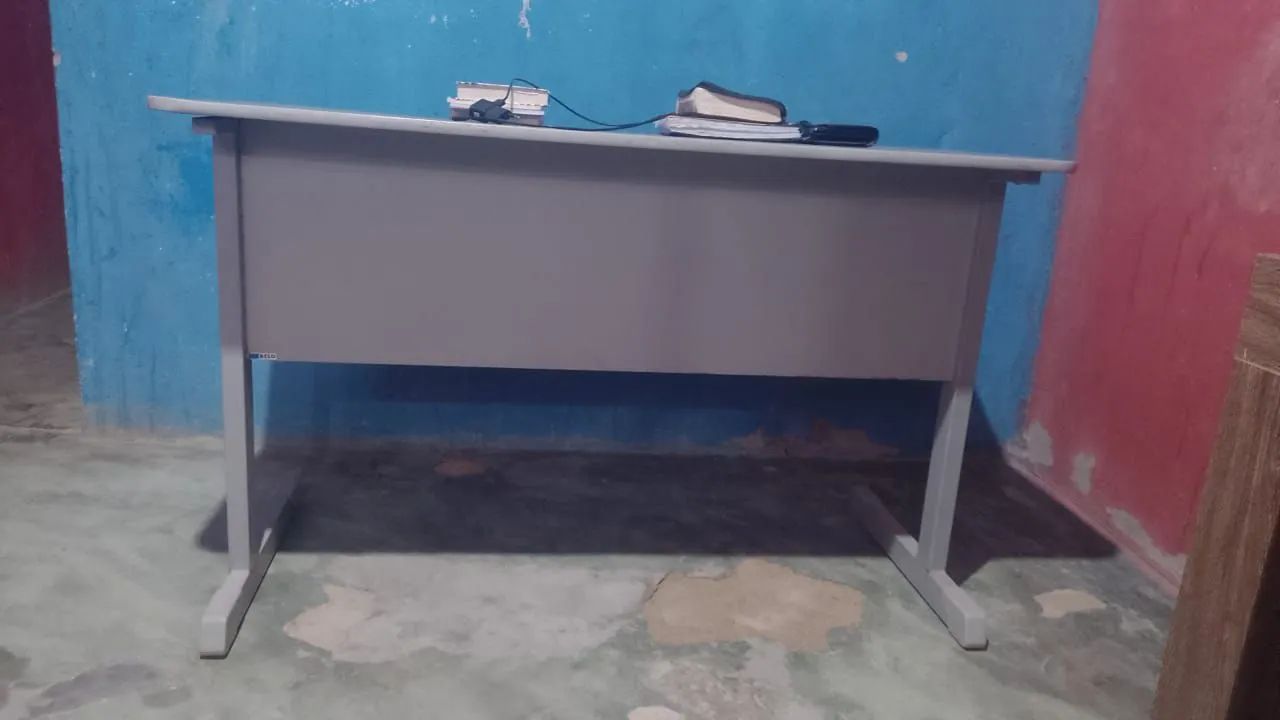 Mesa com gaveta 64209363845891122