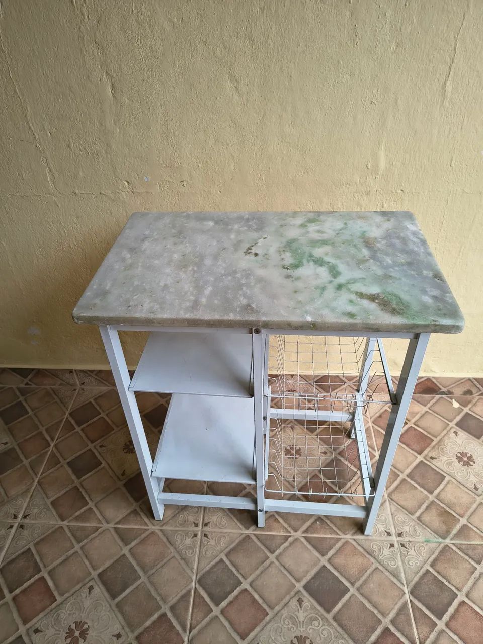 Fruteira de chão tampo de mármore.
