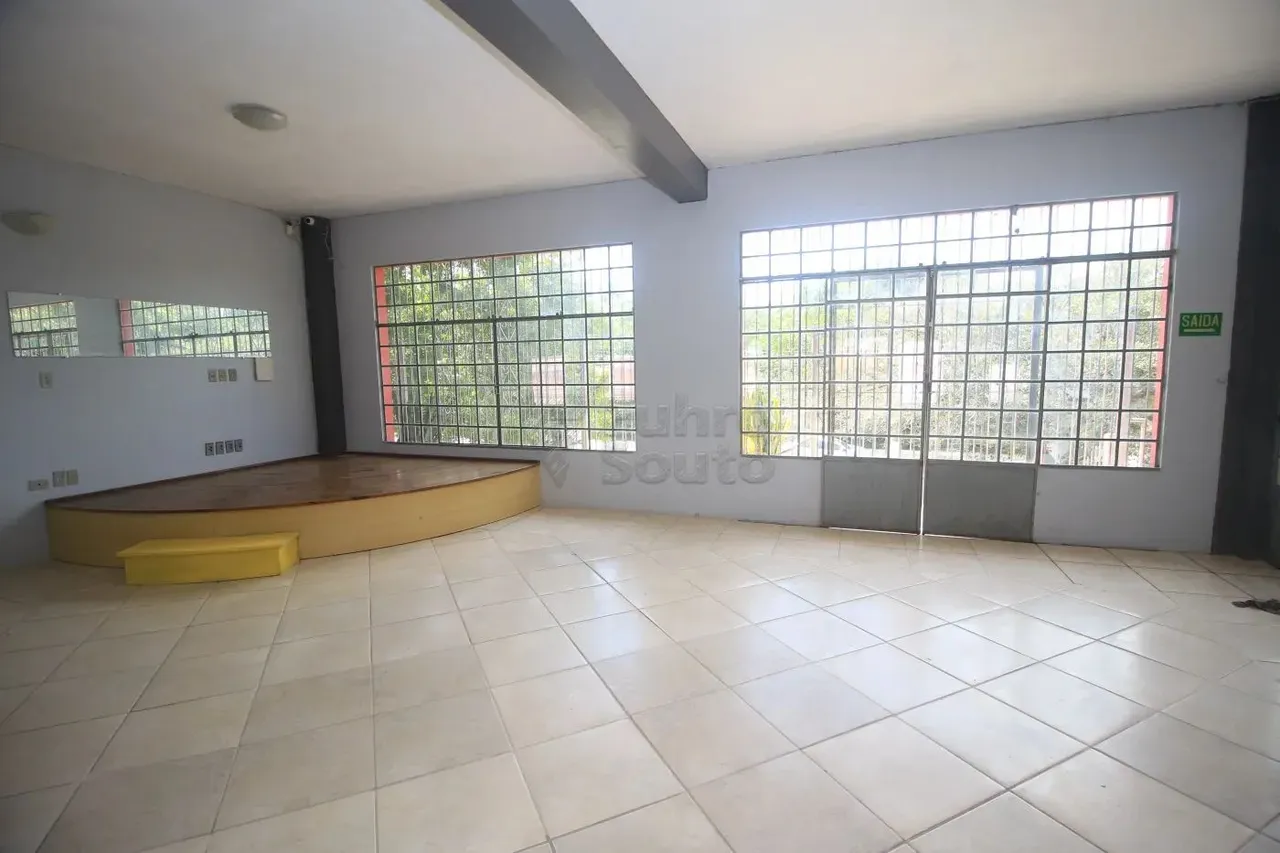 Sala Comercial de 250m² para Locação no Laranjal