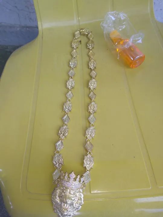 Corrente de moeda antiga banho de 18k com pingente deleão dourado - Foto 2