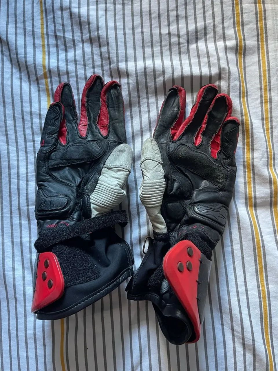 Macacão de Couro Alpinestars Tamanho 52 + luvas Alpinestar  - Foto 4