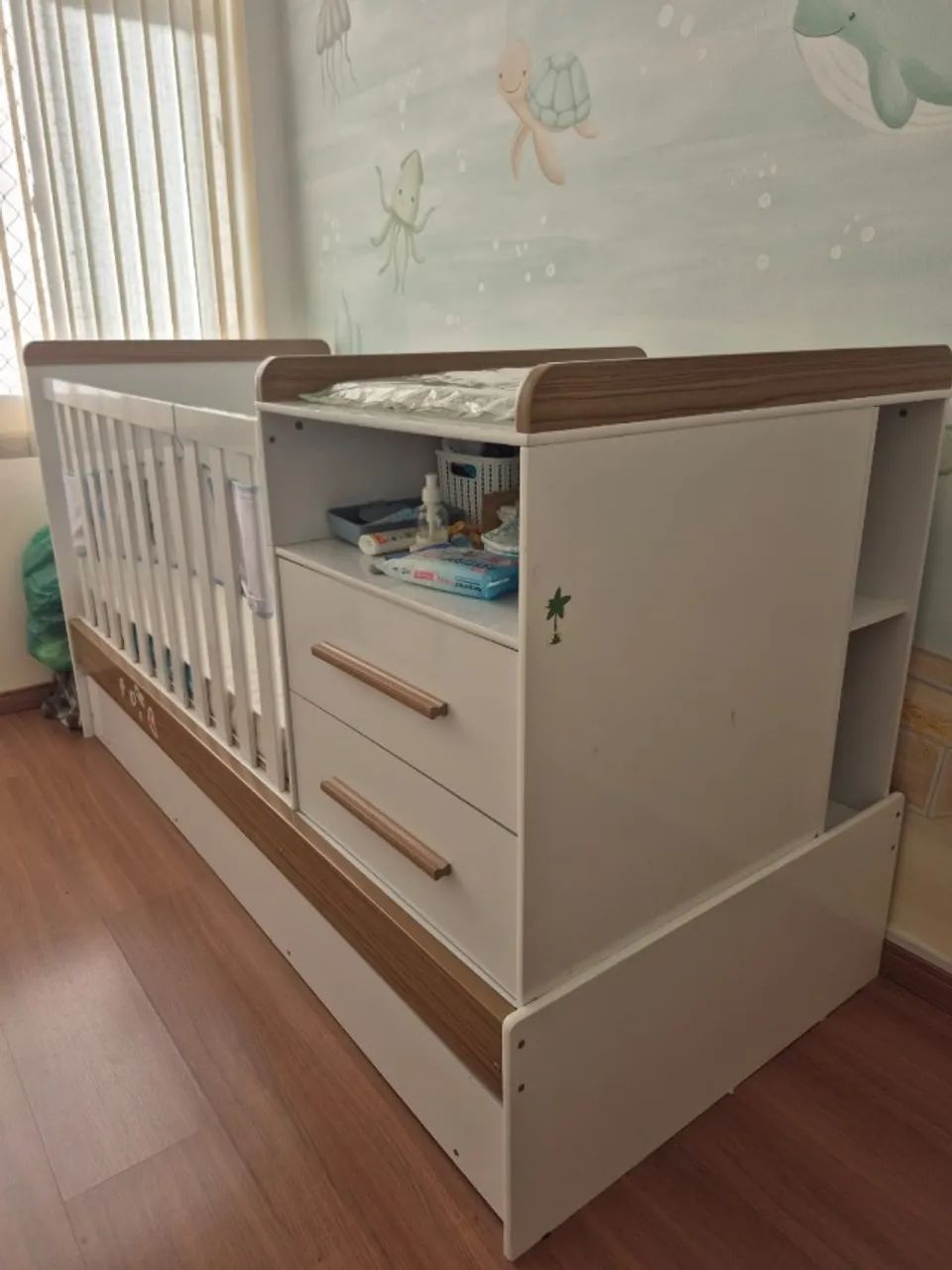 Berço Multifuncional Vini com Cama Auxiliar Branco com Carvalho Peroba - Foto 3