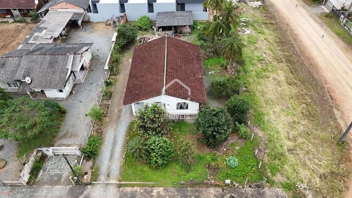 Terreno com Casa com Área Total de 806m² em Schroeder, SC