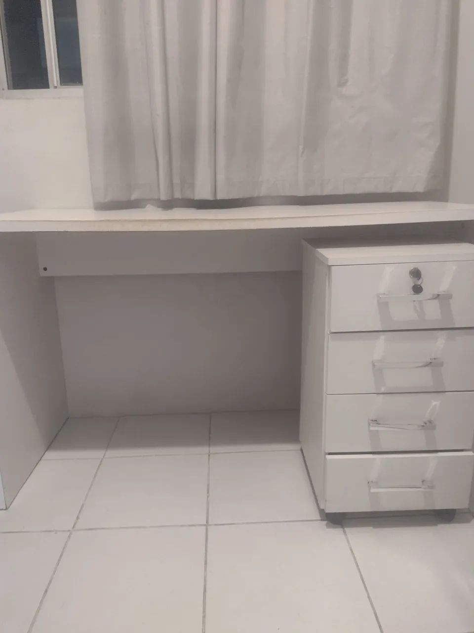 White desk64385928730755122