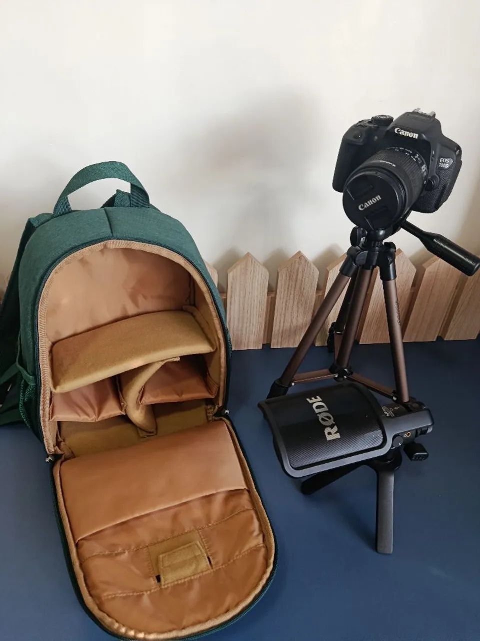 Pacote Camera Canon EOS 700D + lente + estojo + tripé Hama + microfone RODE