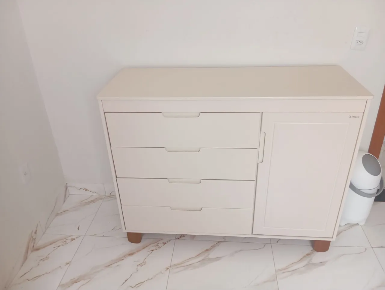 Cômoda infantil com gavetas e armário