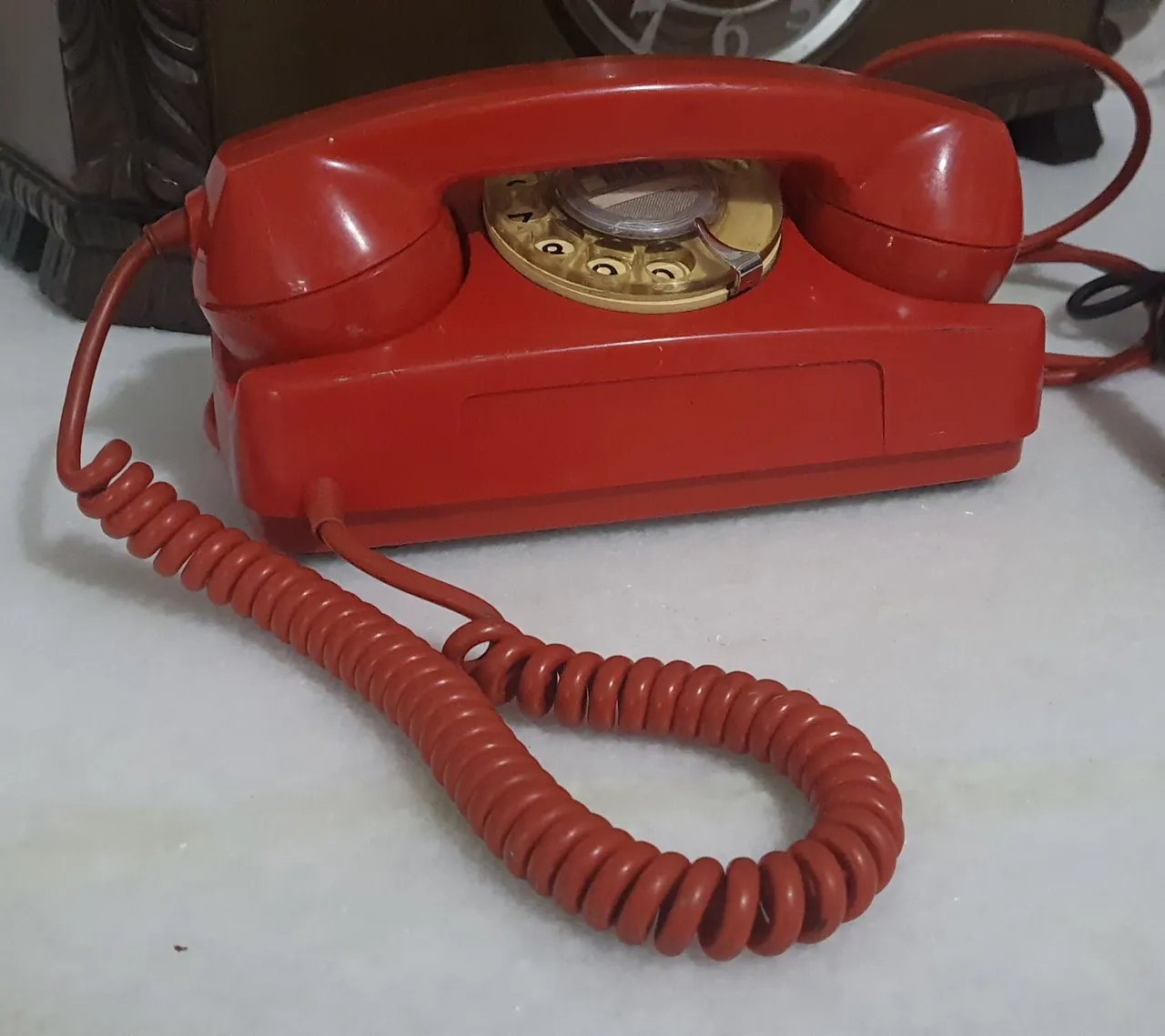 Antigo Telefone vintage vermelho com disco