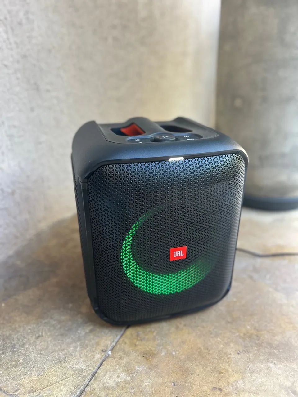 Vendo JBL Encore - Som de qualidade e portabilidade 