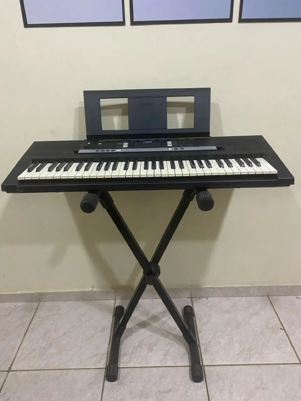 Teclado Yamaha com suporte