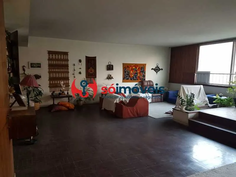 Salões, 4 quartos, 2 banheiros sociais e vaga escriturada! 210m²! Próximo praias!