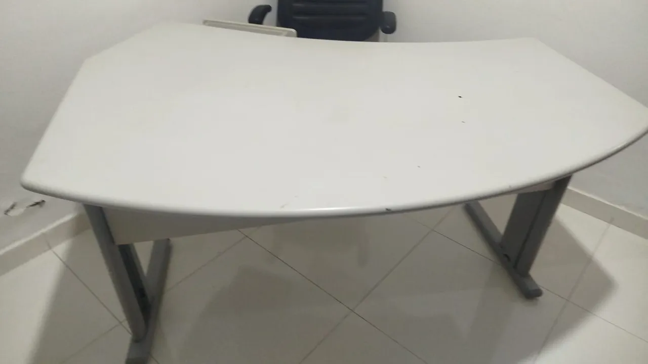 Mesa de escritório semi-circular