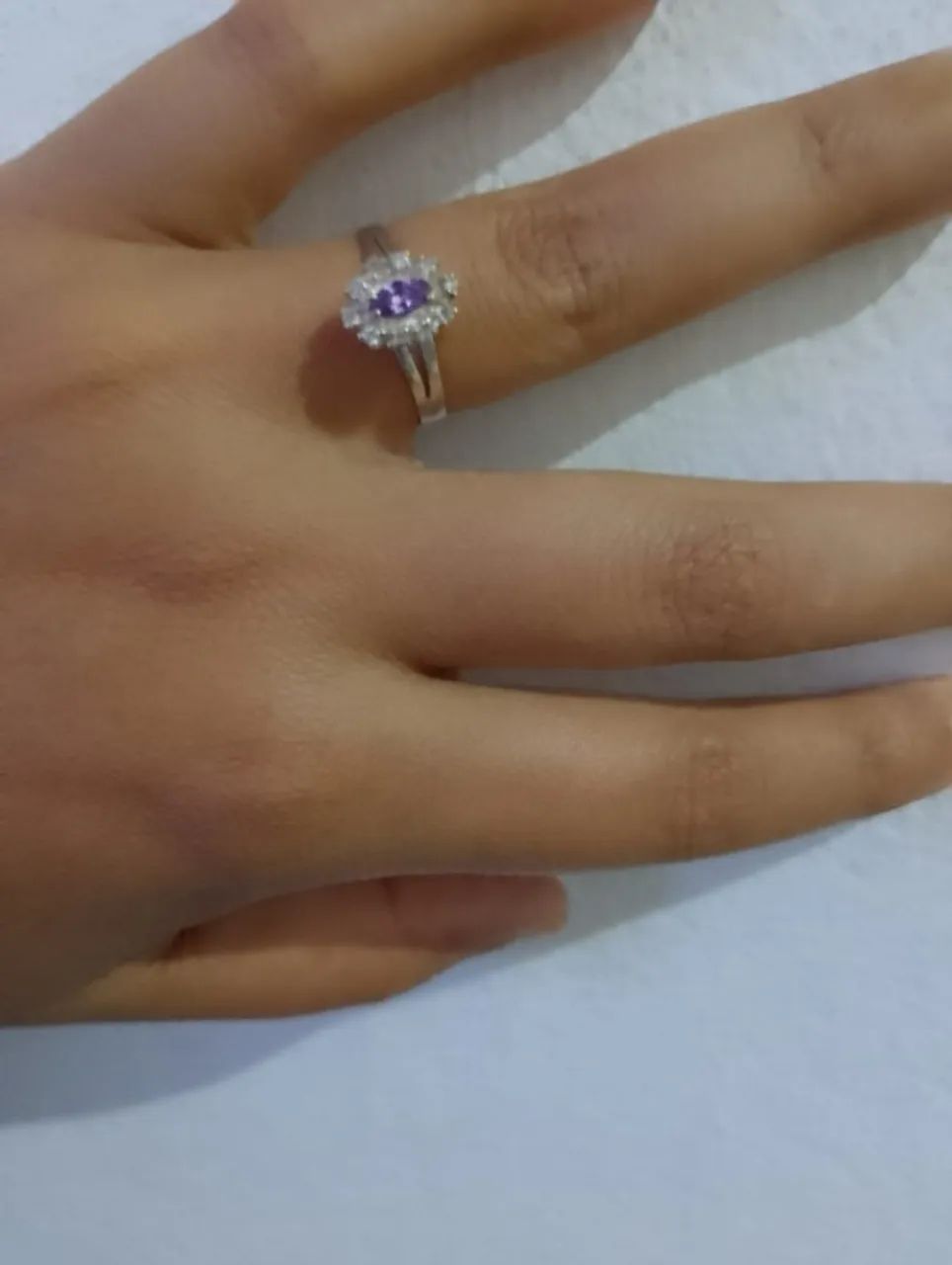 Anel de prata com pedra roxa