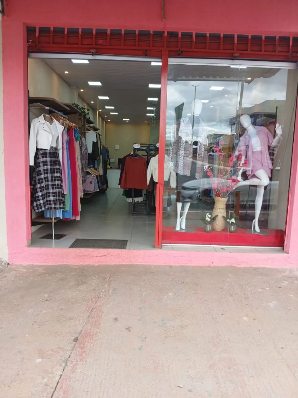 Loja de roupas feminina completa,passo o ponto com tudo.OBS:BAIXEI O PREÇO!!