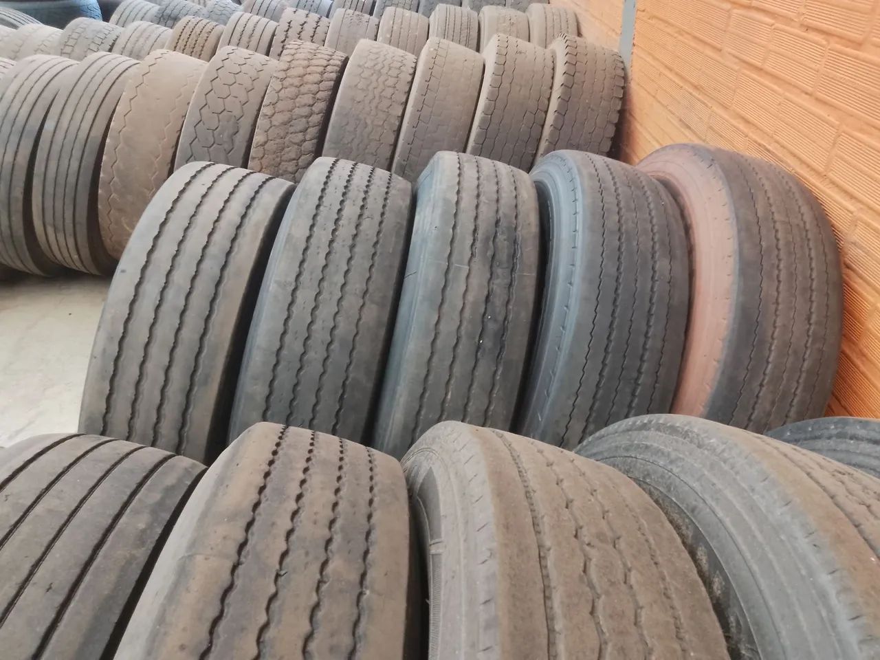 Vende-se pneus 295/80R22. 5 usados  - Foto 3