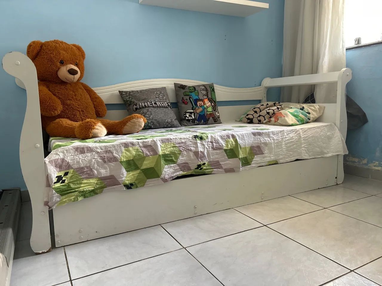 Cama de solteiro com outra cama em baixo 