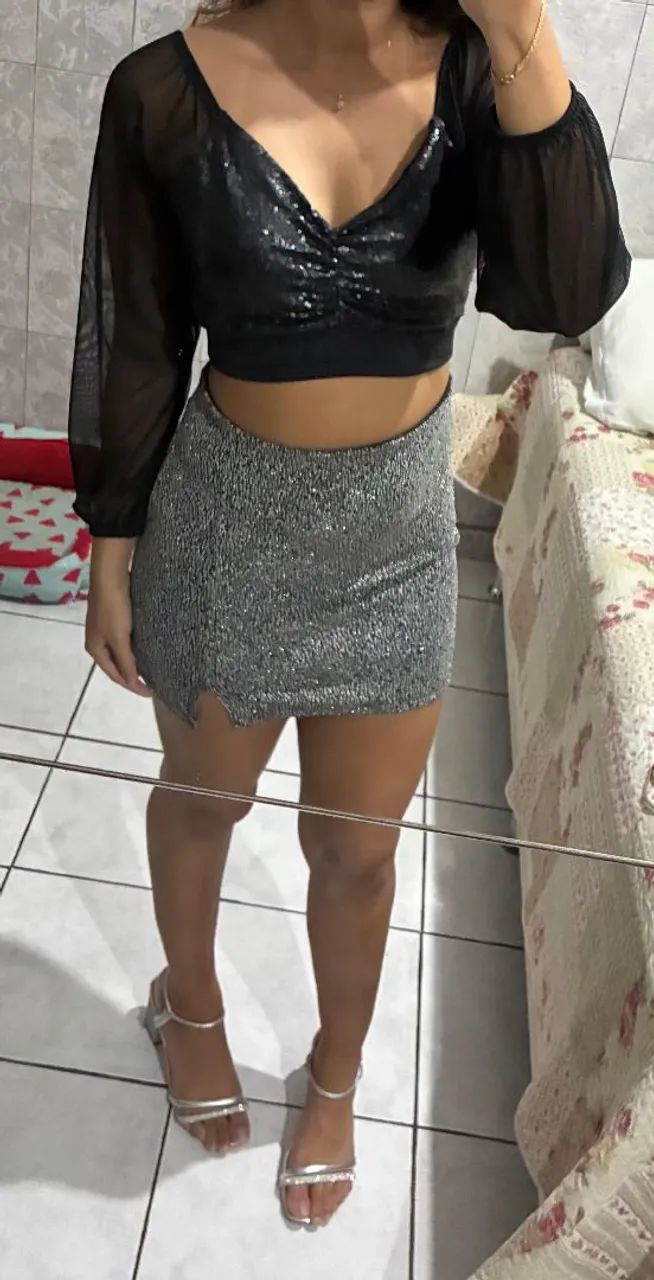 Vendo cropped preto brilhoso com manga de tule - Foto 4