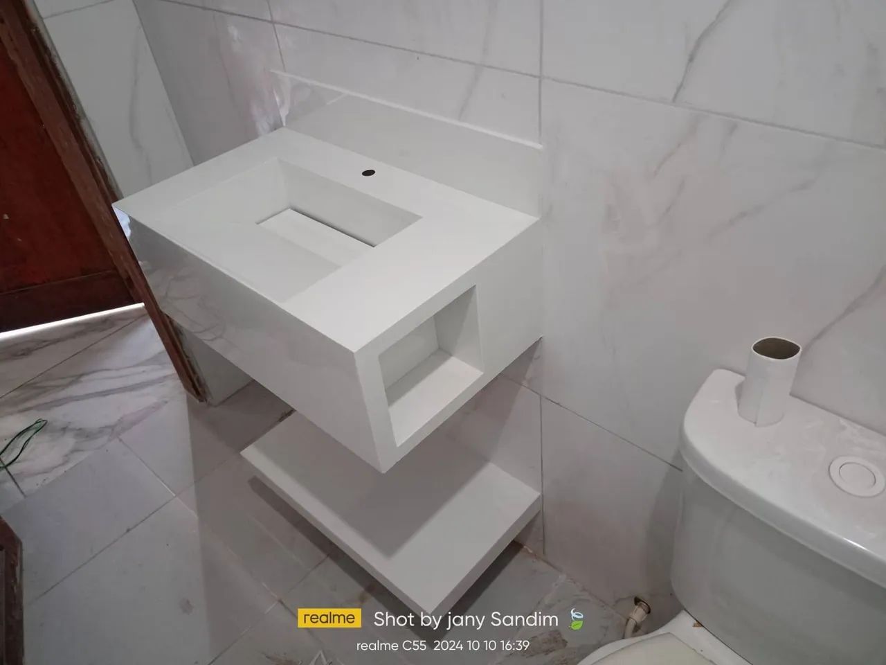 Pia  de banheiro moderna e elegante