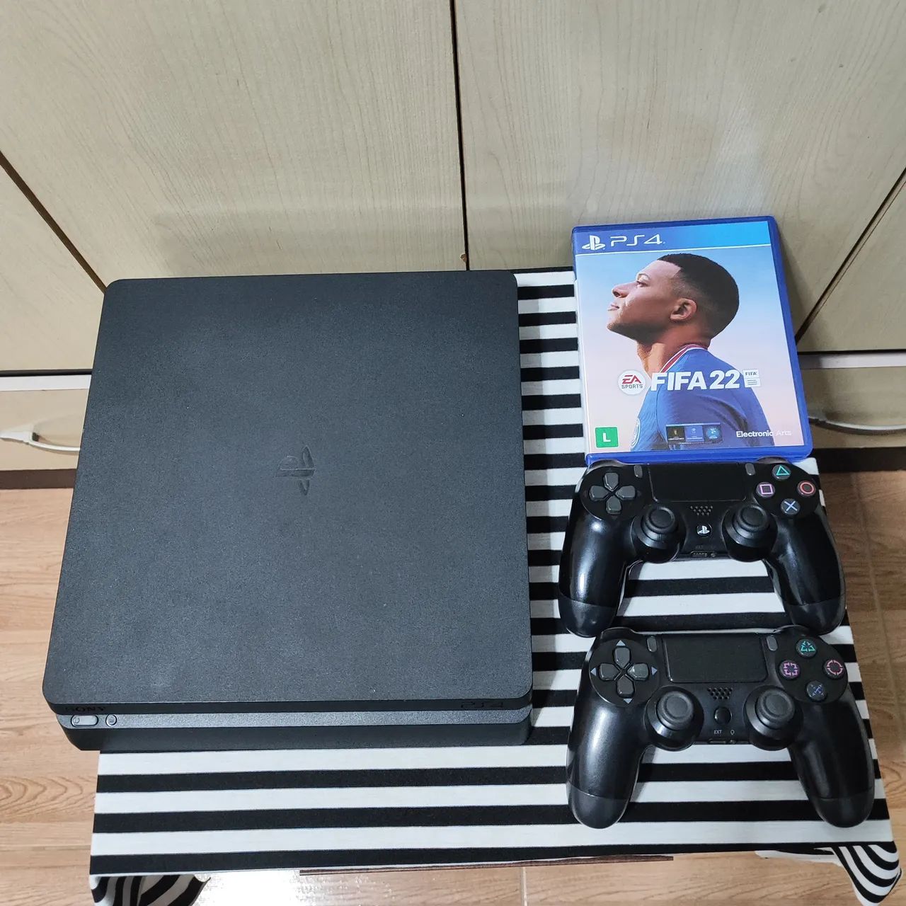 PS4 Slim + 2 controles e FIFA - faço envio  - Foto 4