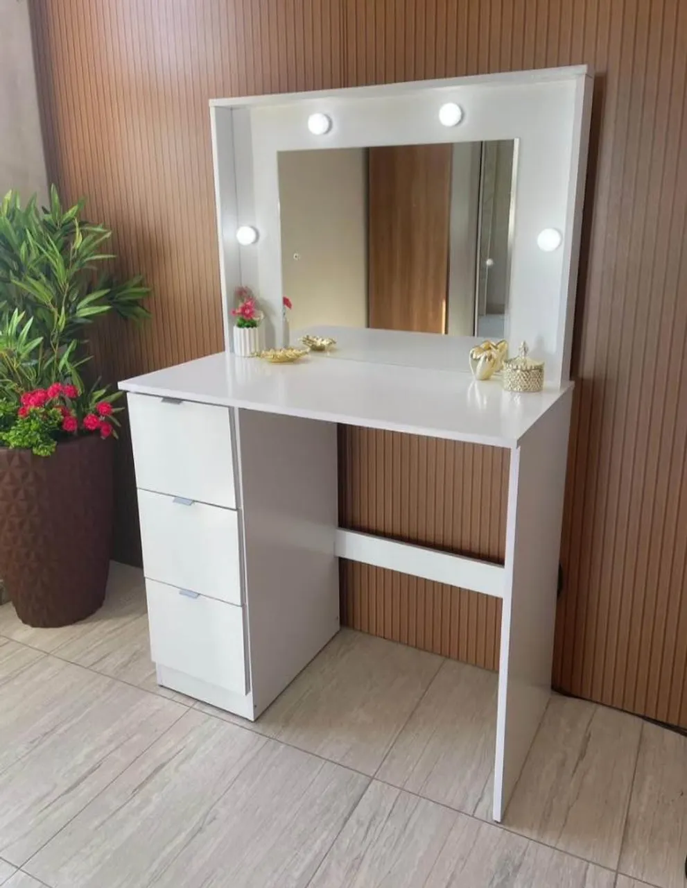 Penteadeira com Espelho e Luzes LED - Elegância e Funcionalidade