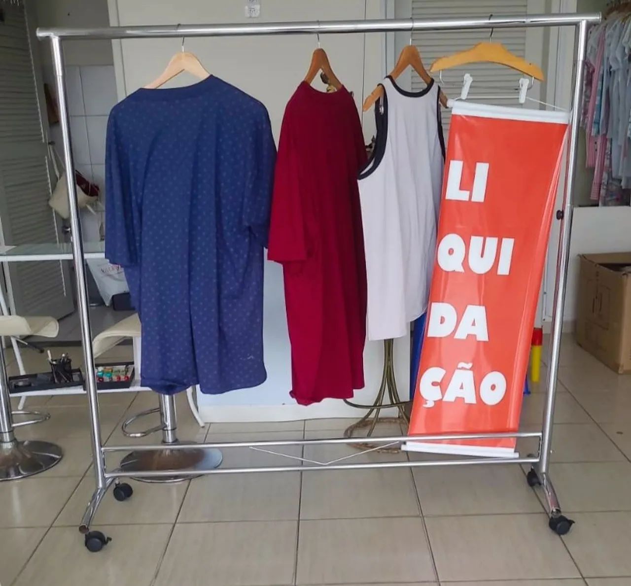 Arara de roupas com rodinhas