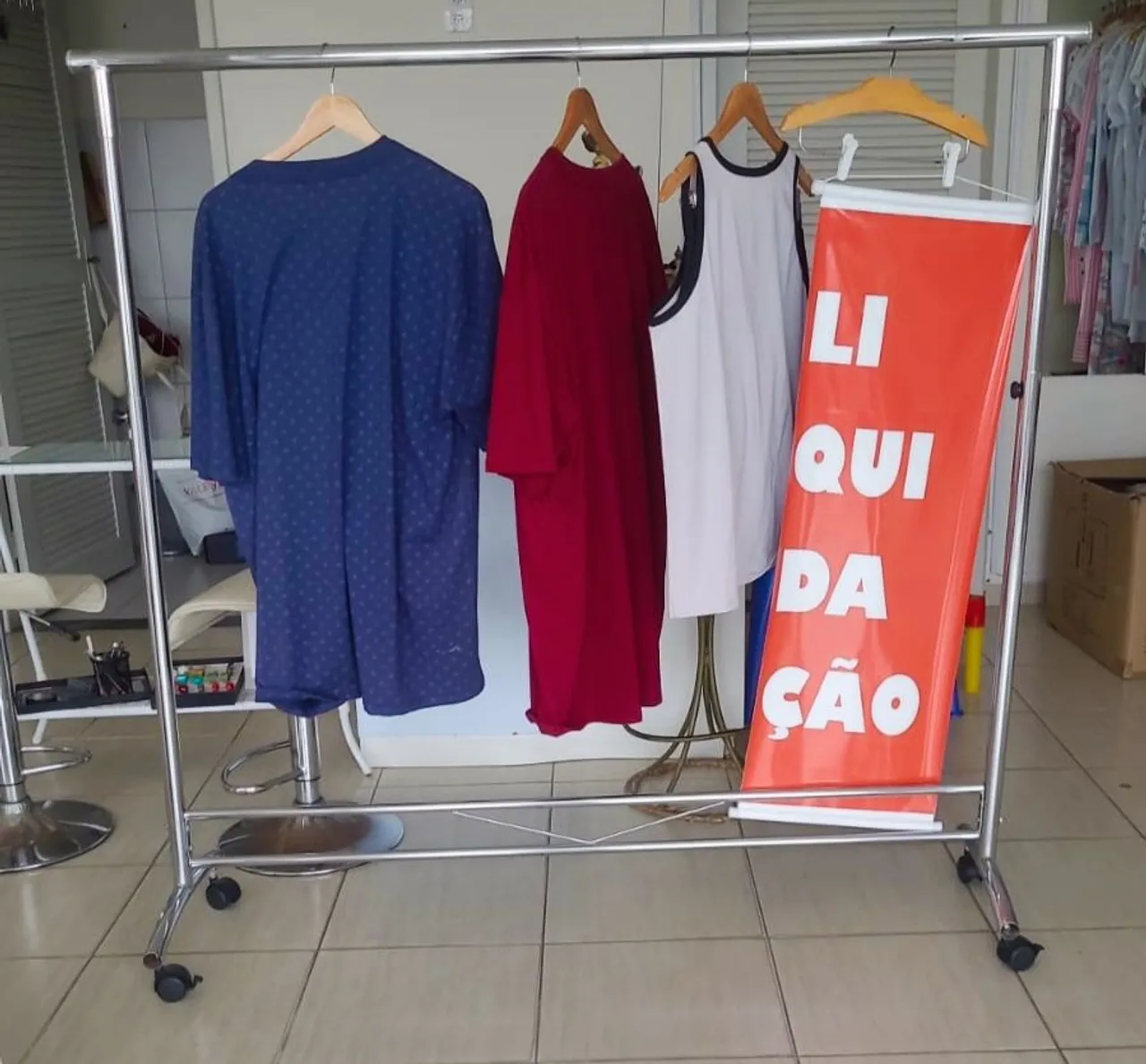 Arara de roupas com rodinhas