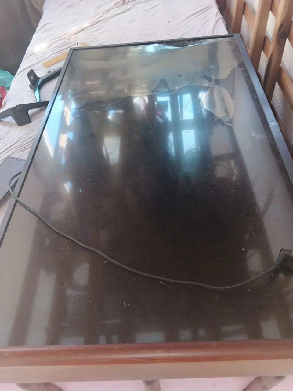 TV LG com tela danificada