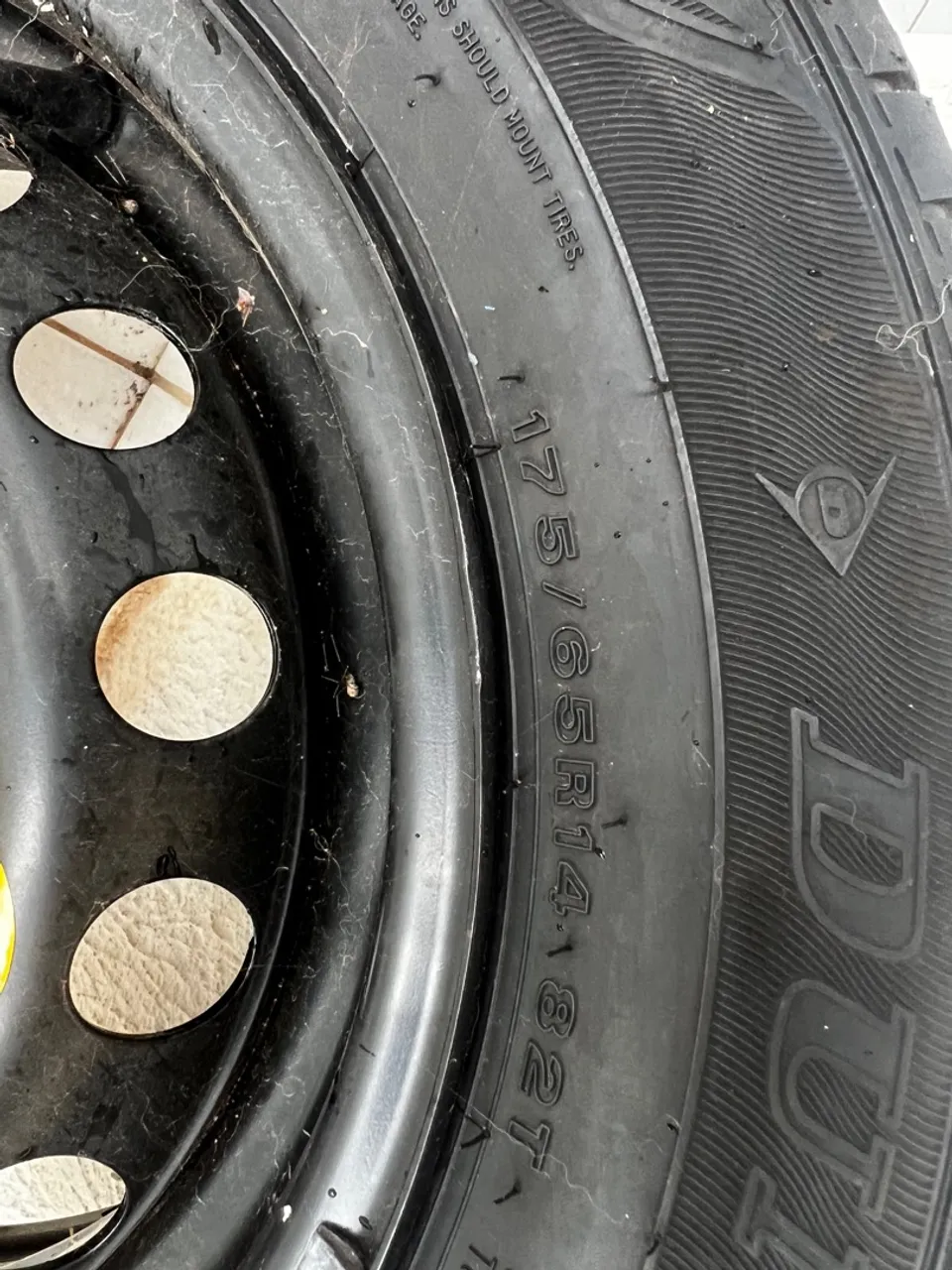Pneu Dunlop e Aro 175/65R14