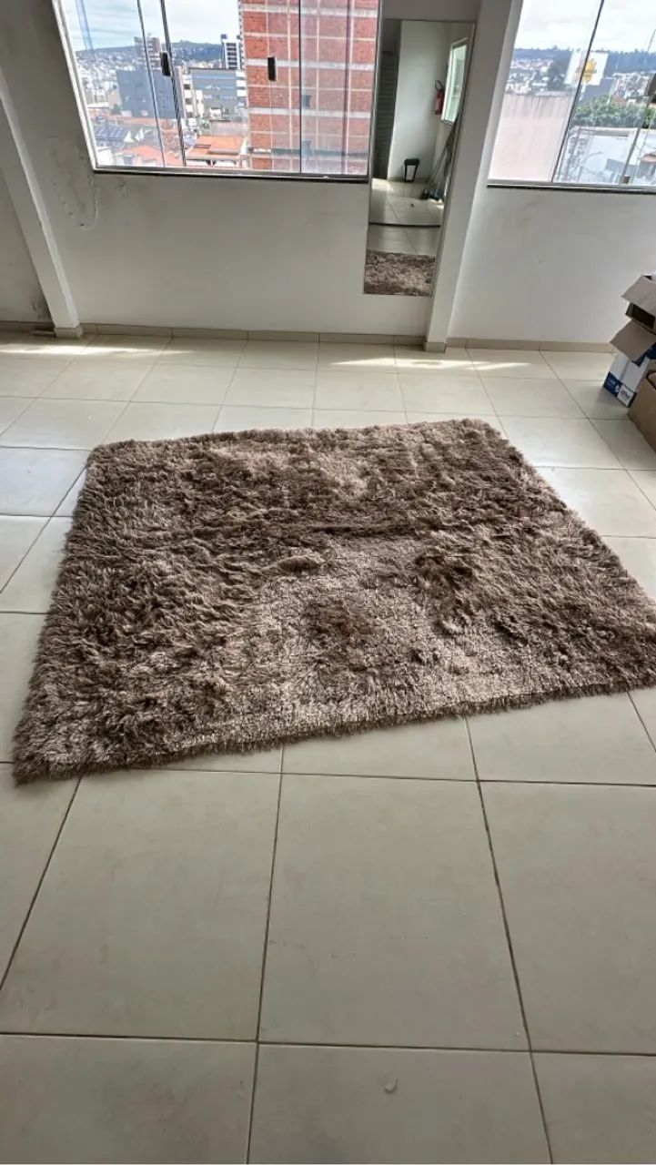 Tapete Pelúcia Bege 2mx2,5m + Mesa de Centro 70cmx70cm - Foto 2
