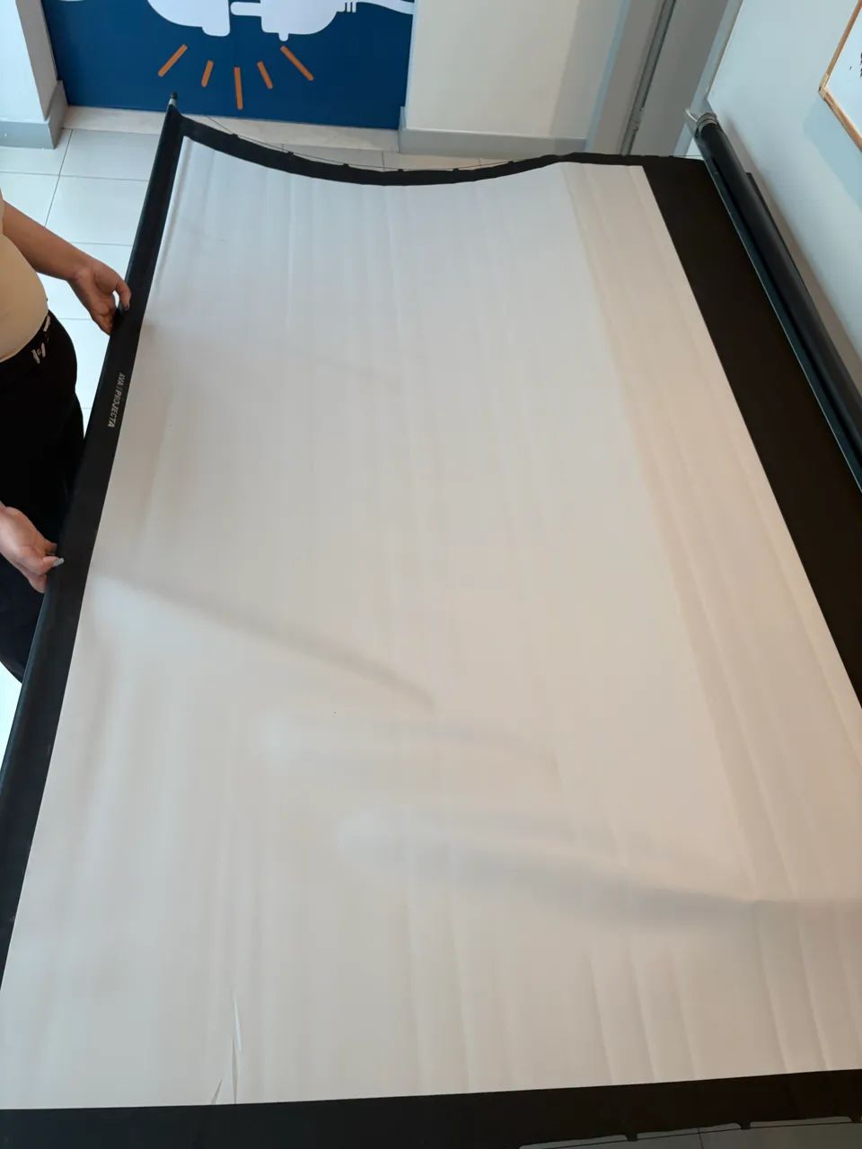 Tela Retrátil Elétrica Tensionada C/moldura P/gesso sem controle  - Foto 4