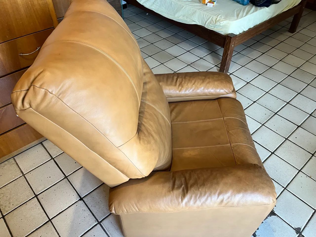 Poltrona do papai! | Reclinável | Em couro | Com bolsão para controle remoto - Foto 5