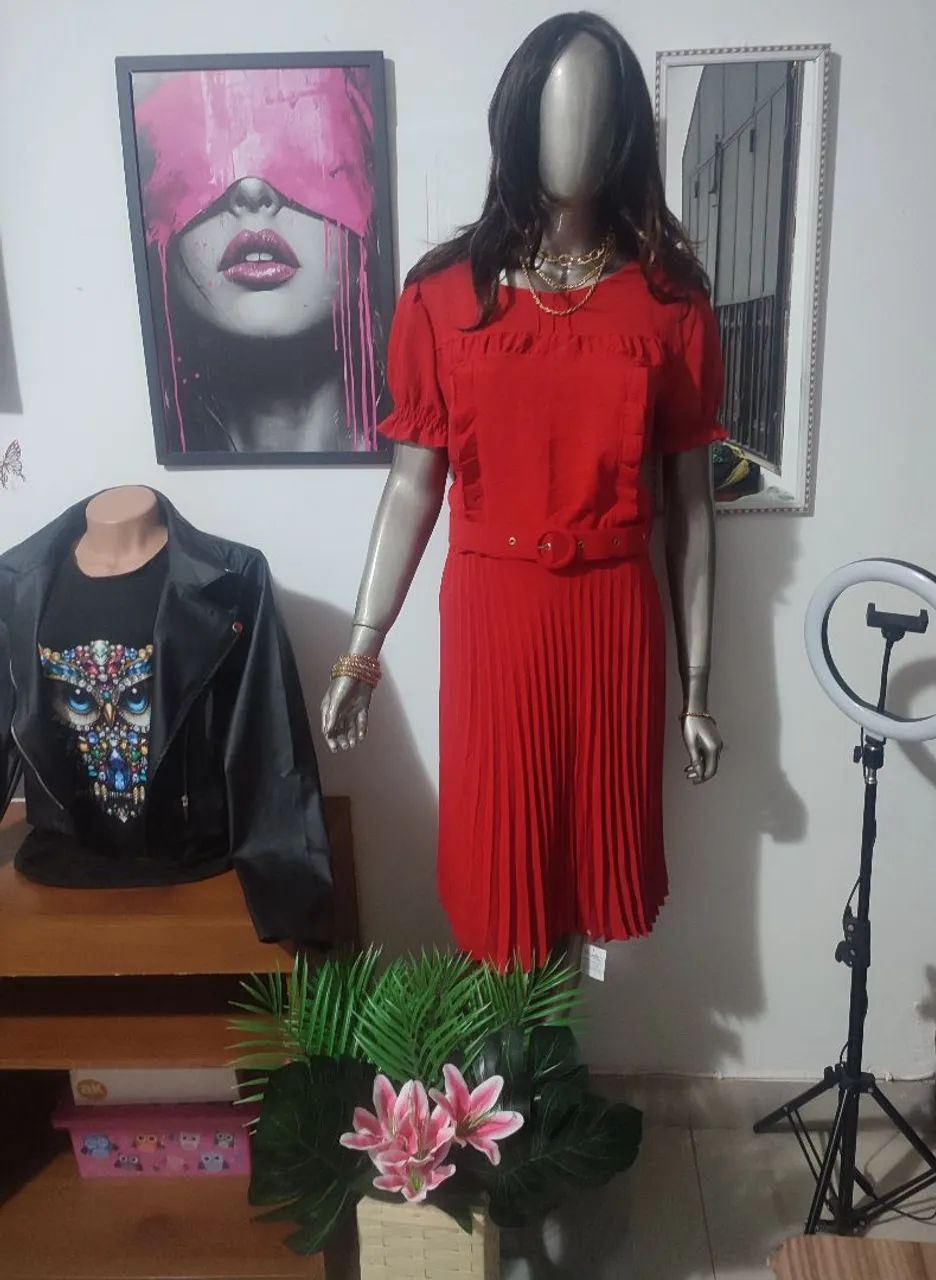 Vestido Midi Plissado com babadinho frontal,com Mangas Bufantes e Cinto Forrado.