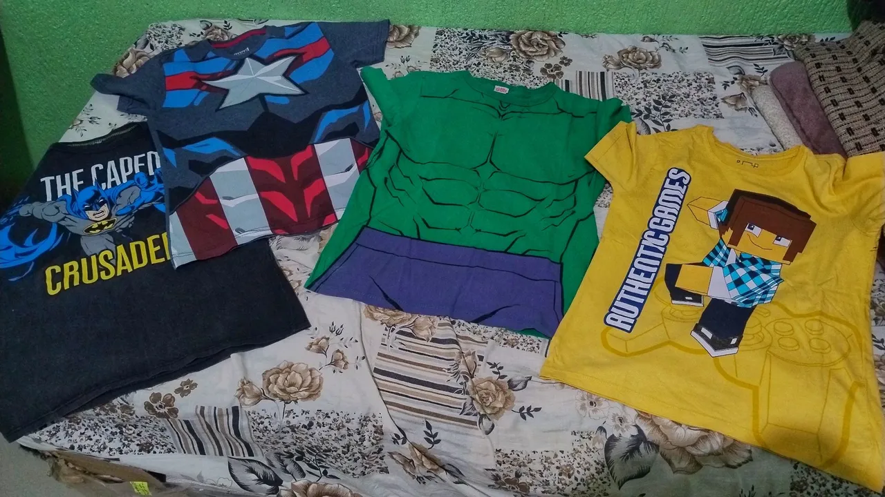 4 CAMISETAS DE MENINO ( 10 E 12 ANOS )