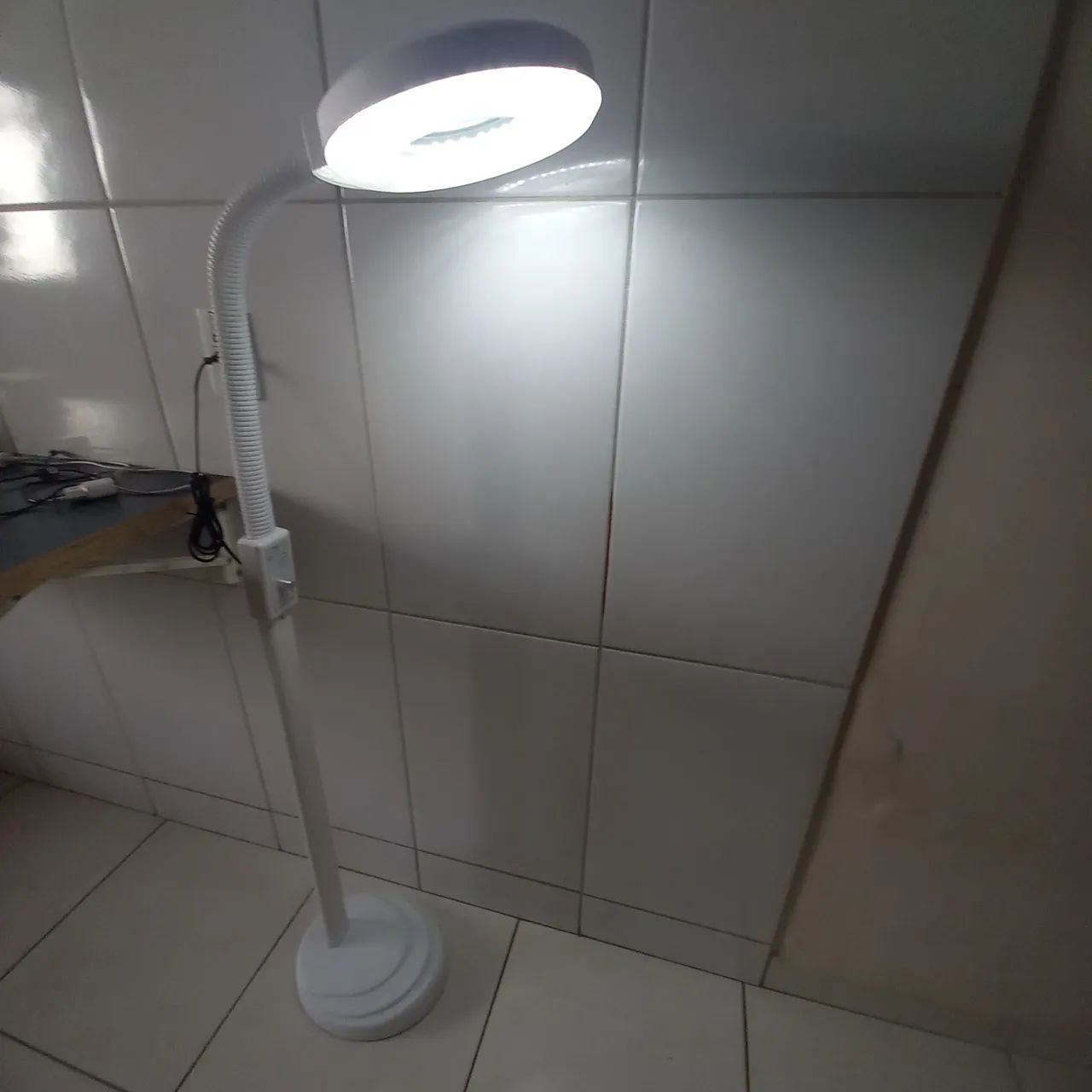 Luminária de Chão com LED - Iluminação Direcionável - Foto 4