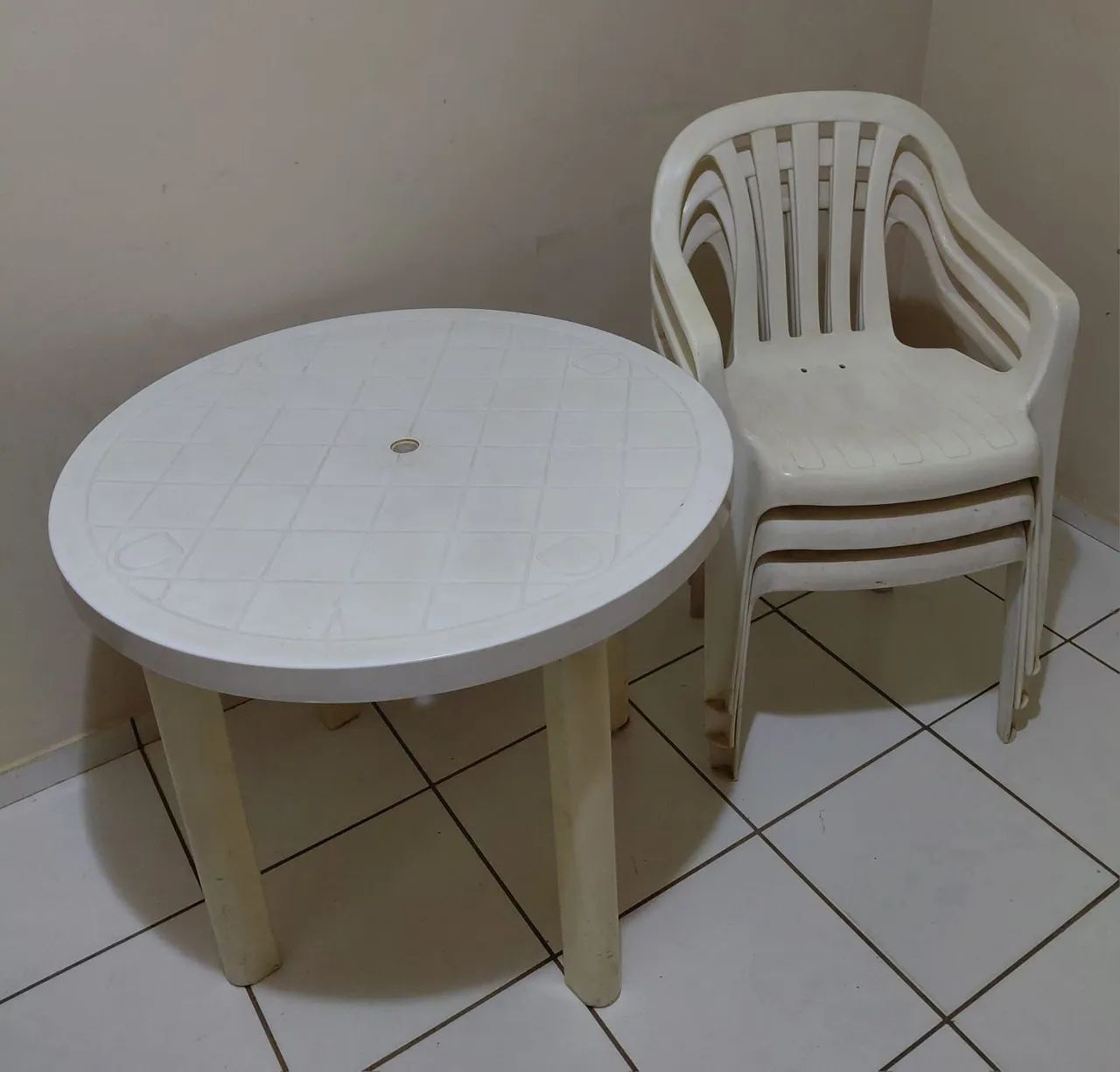 1 Mesa e 3 Cadeiras de Plástico 