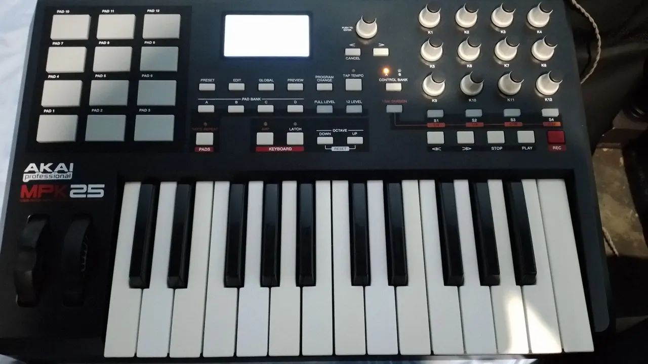 TECLADO CONTROLADOR AKAY MPK 25