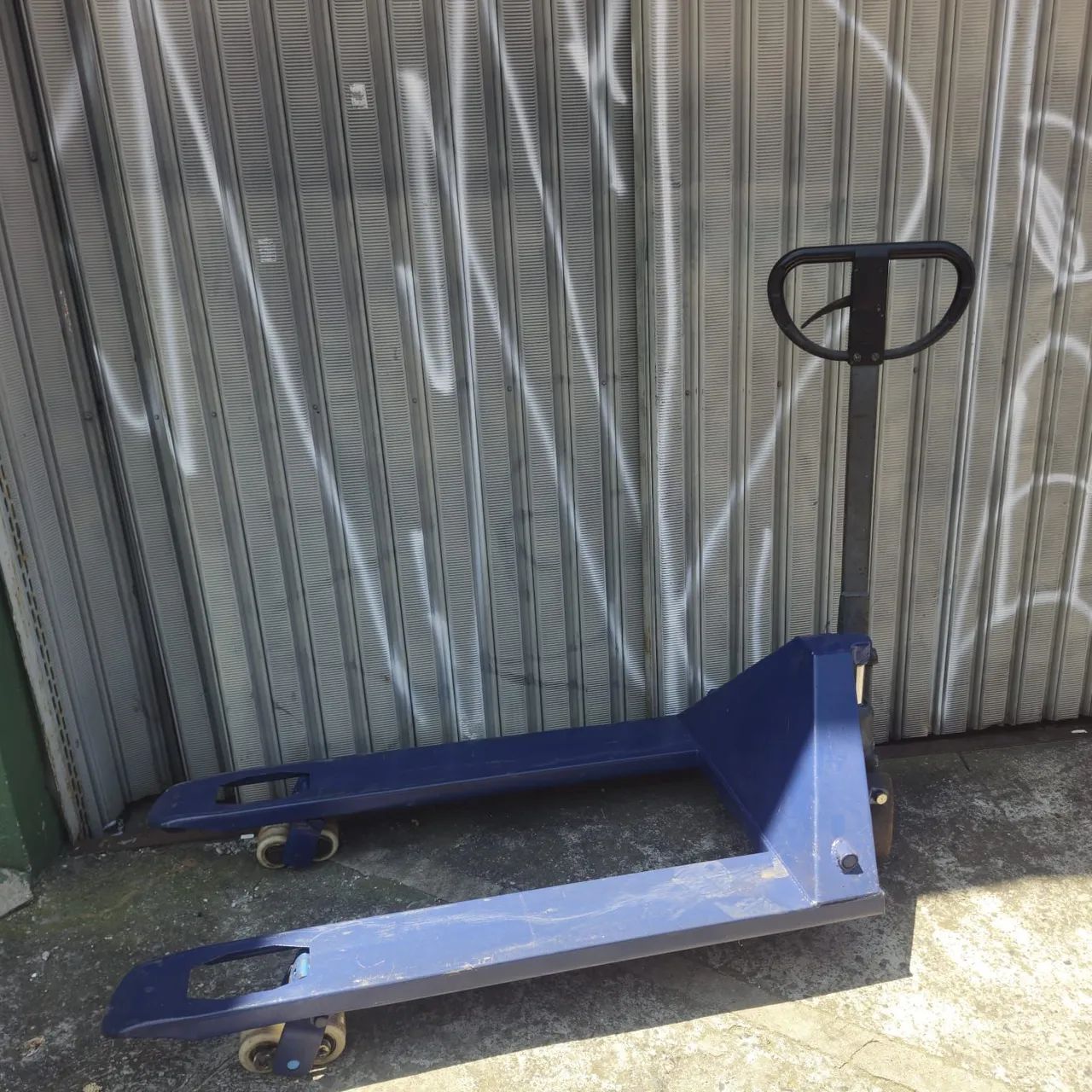 Carrinho paleteira hidráulico 2 t - Foto 3