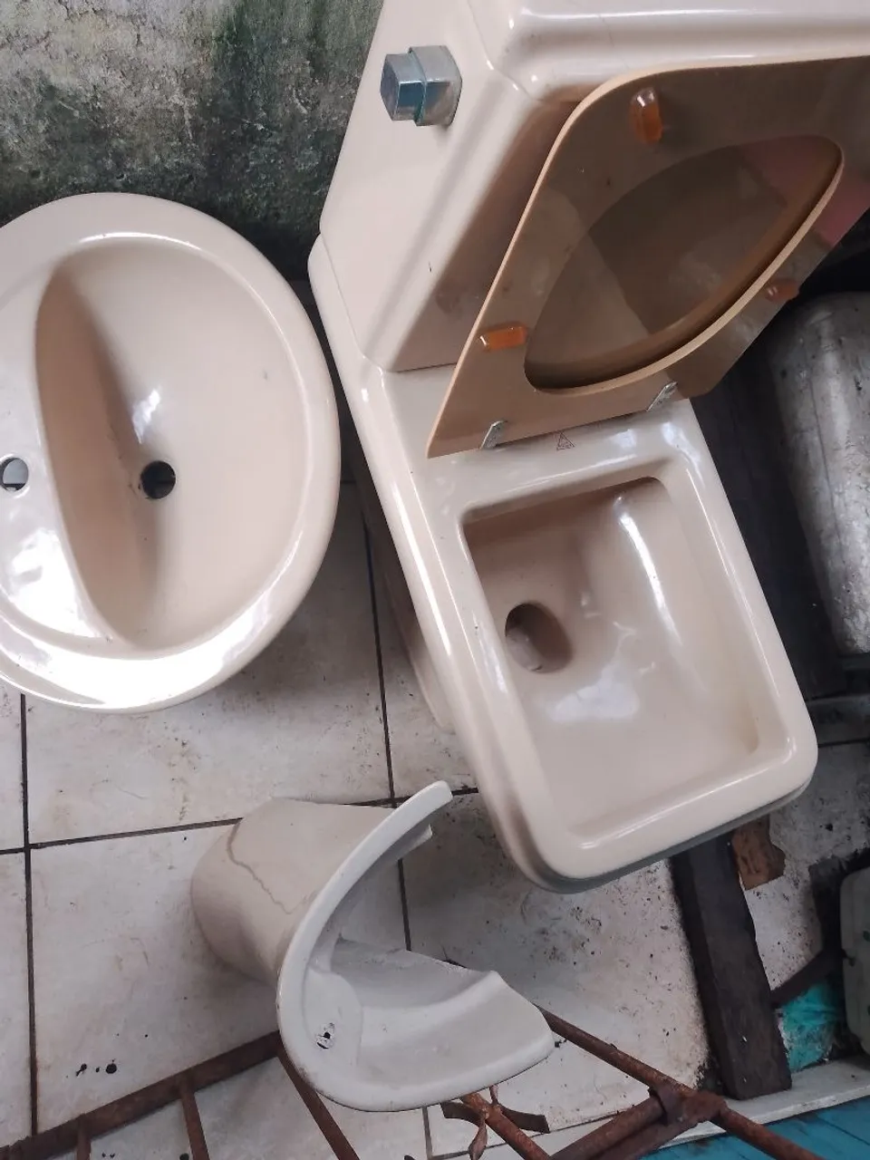 Conjunto de vaso sanitário e lavabo
