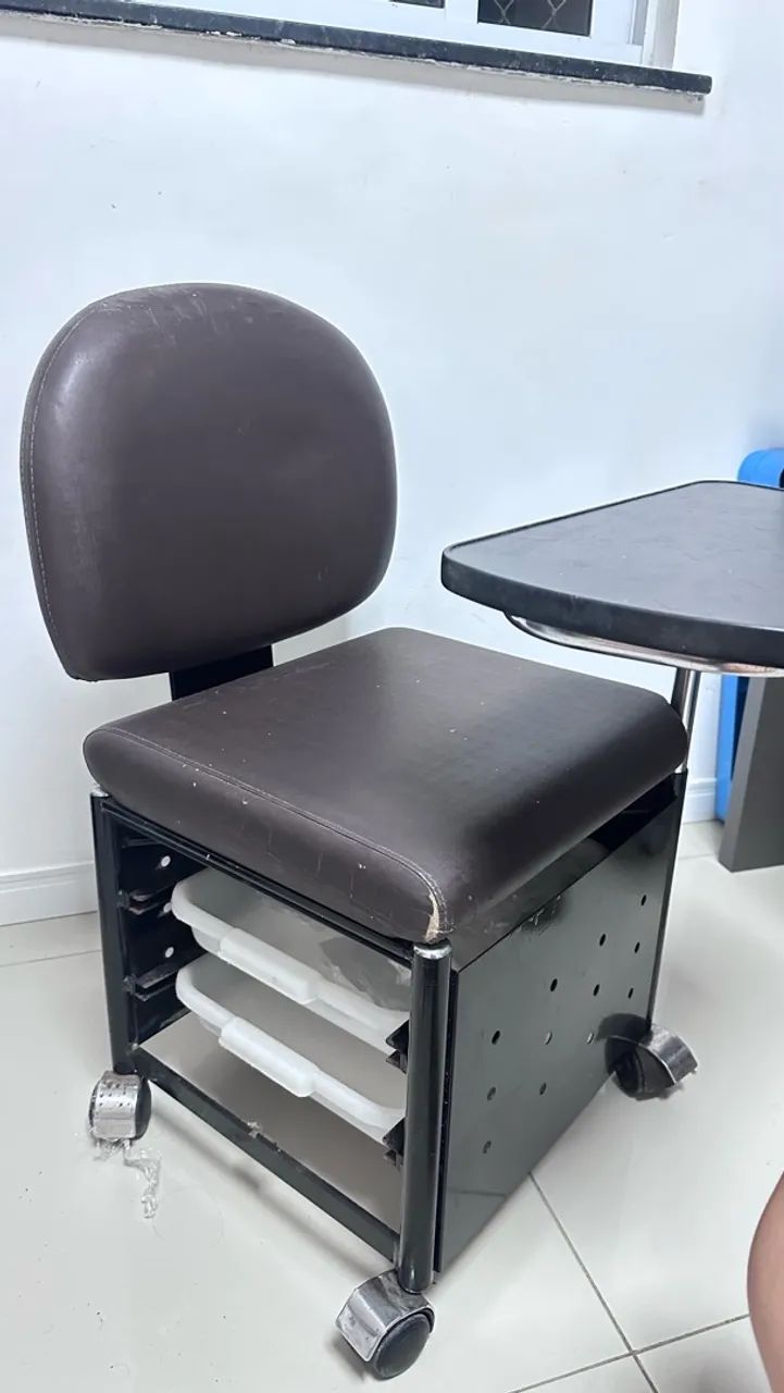 Cadeira de Manicure Profissional Usada com Carrinho e Bandejas - Foto 3