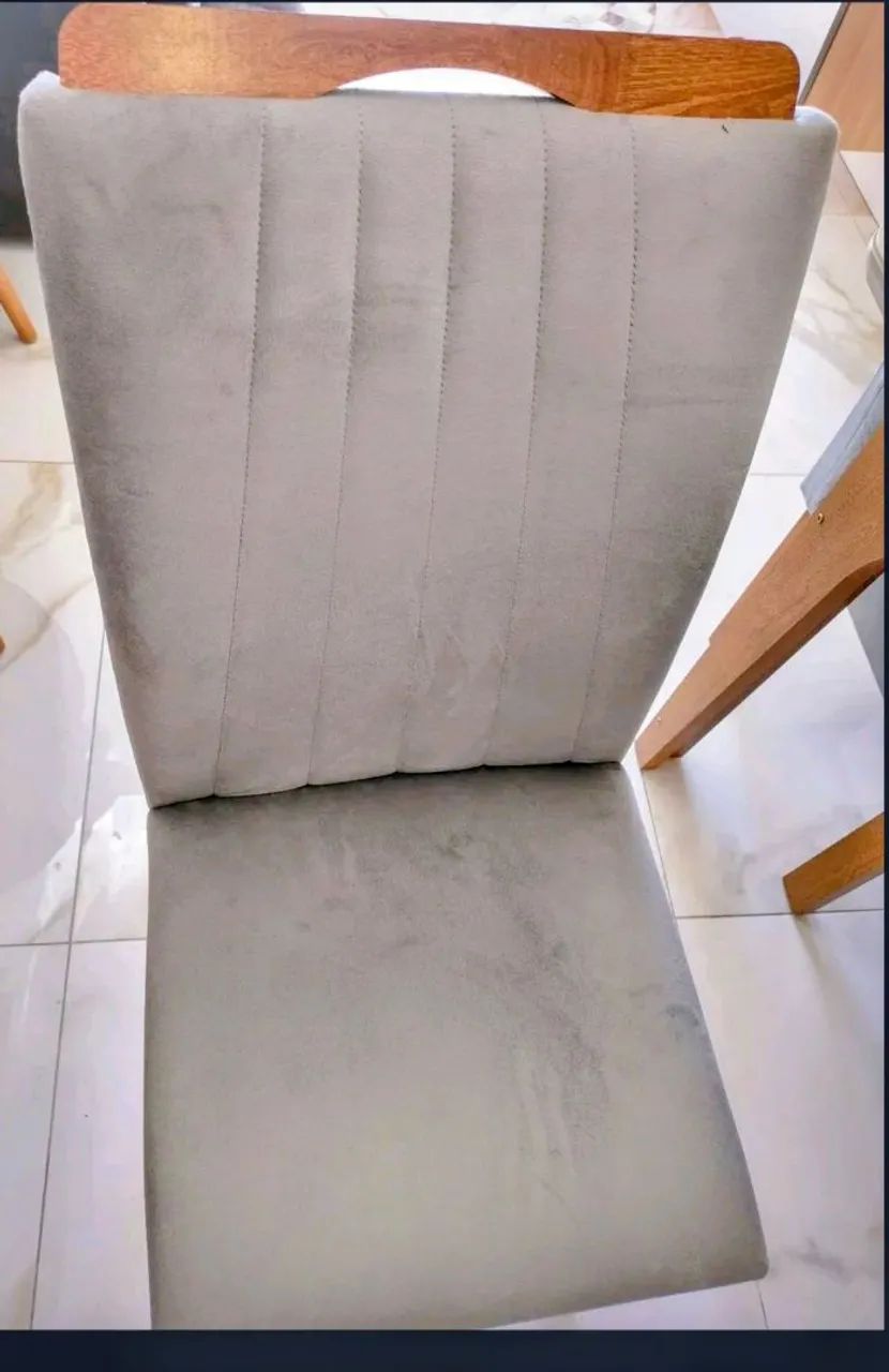 Vendo 4 cadeiras aveludadas seminovas. Cor cinza - Foto 2