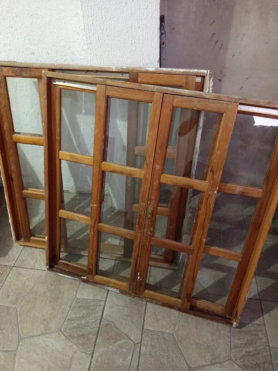 2 Janelas com vidro de madeira 