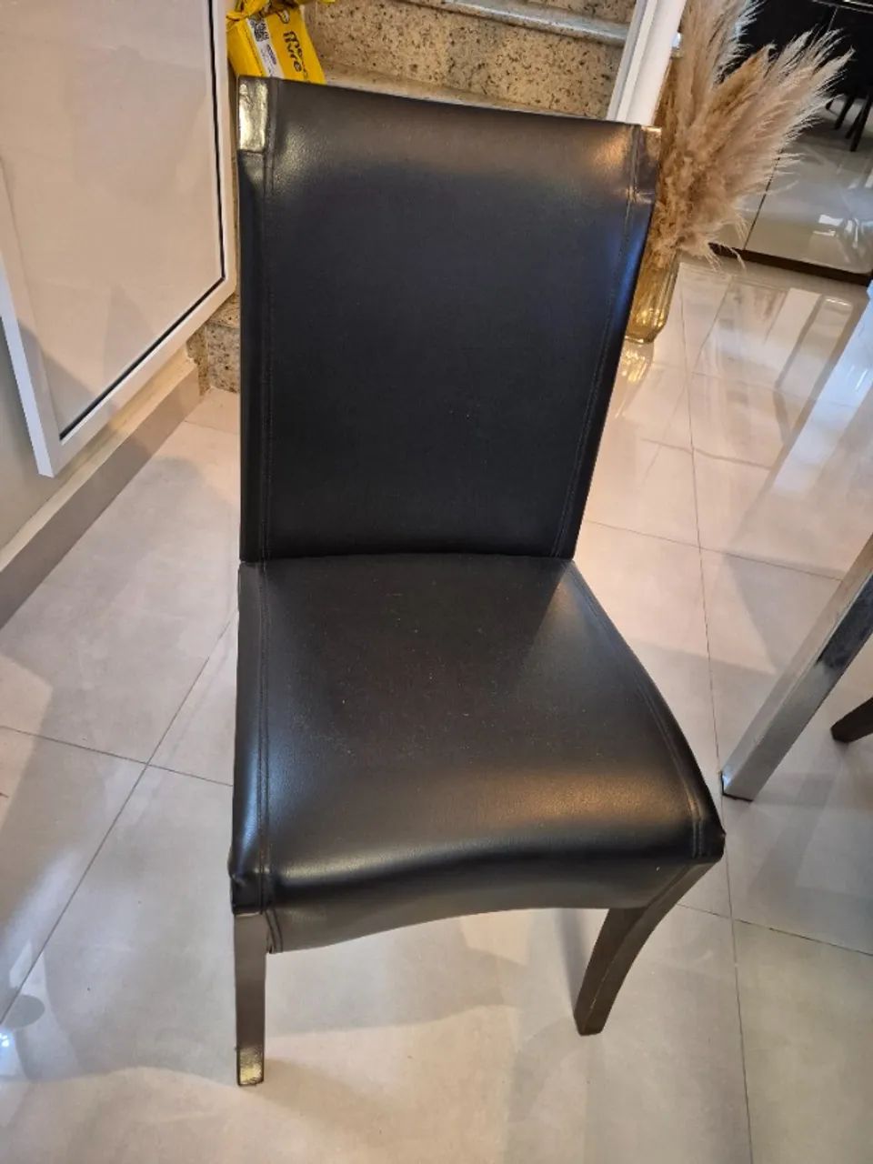 Mesa de jantar vidro com 6 cadeiras em couro - Foto 2