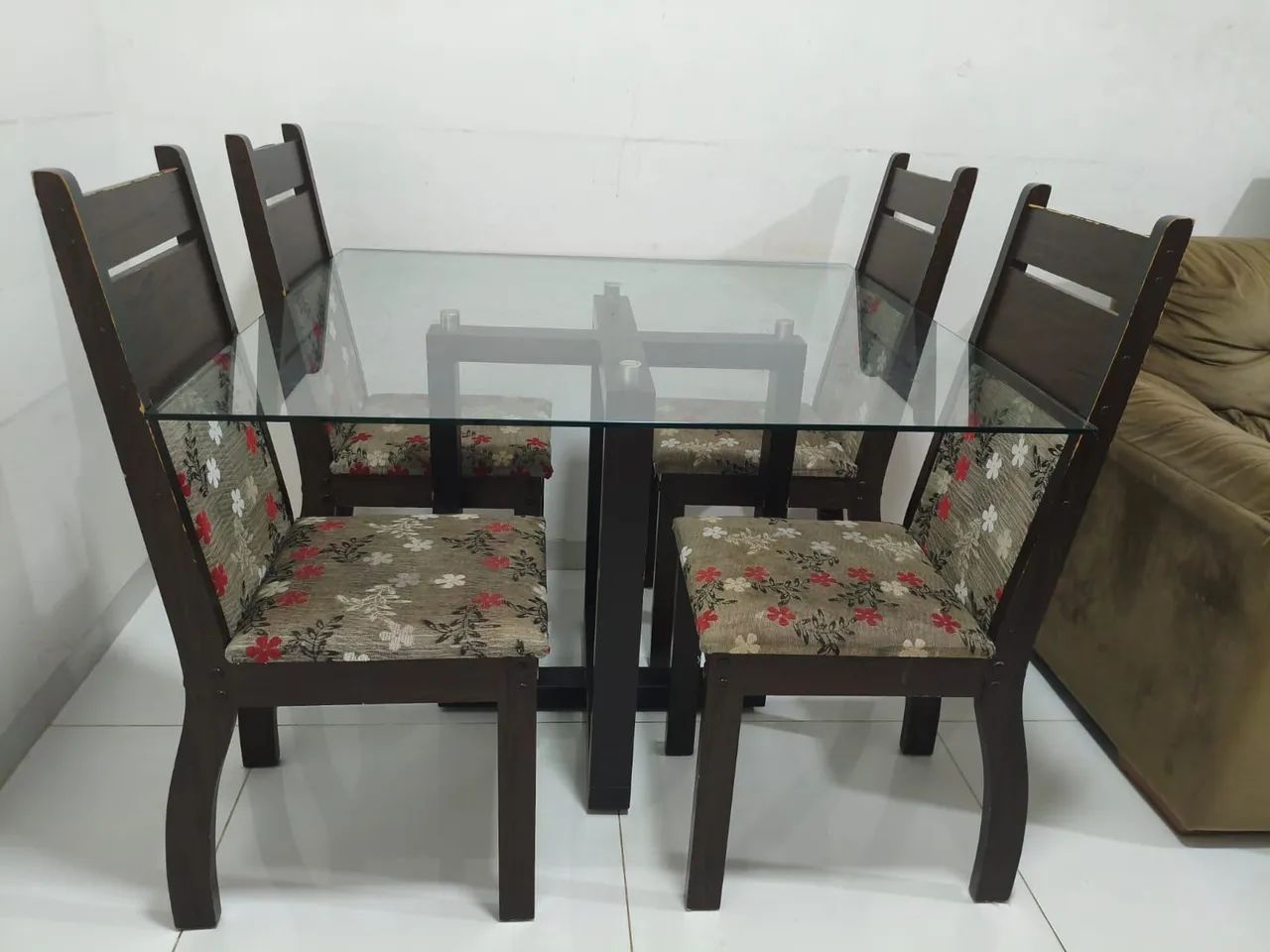 Mesa de vidro com 4 cadeiras