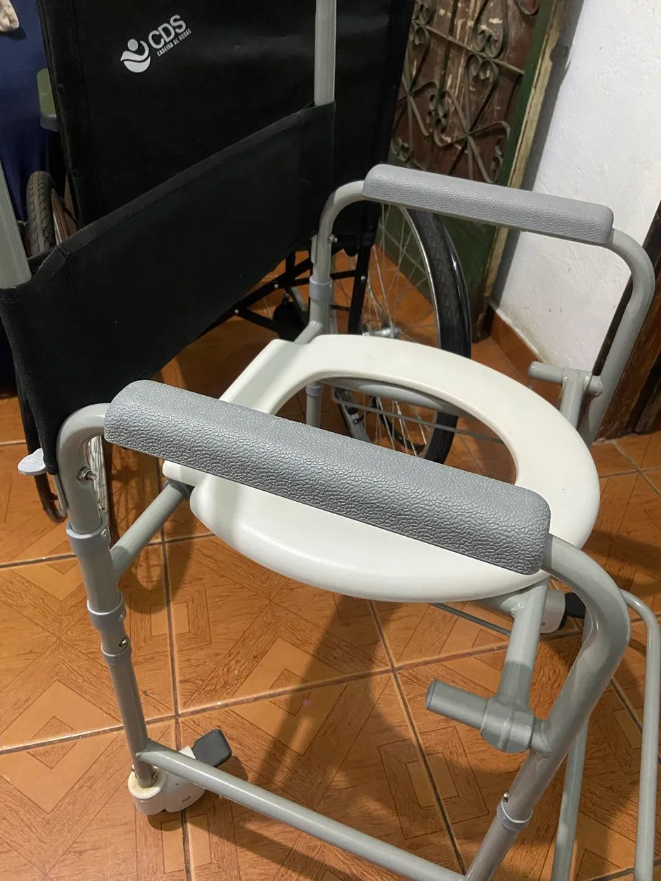 Cadeira de rodas e higienica  - Foto 2