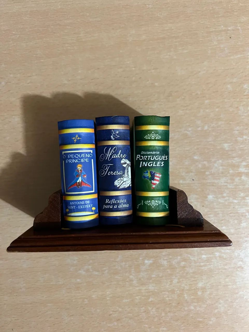 Estante + 3 mini livros