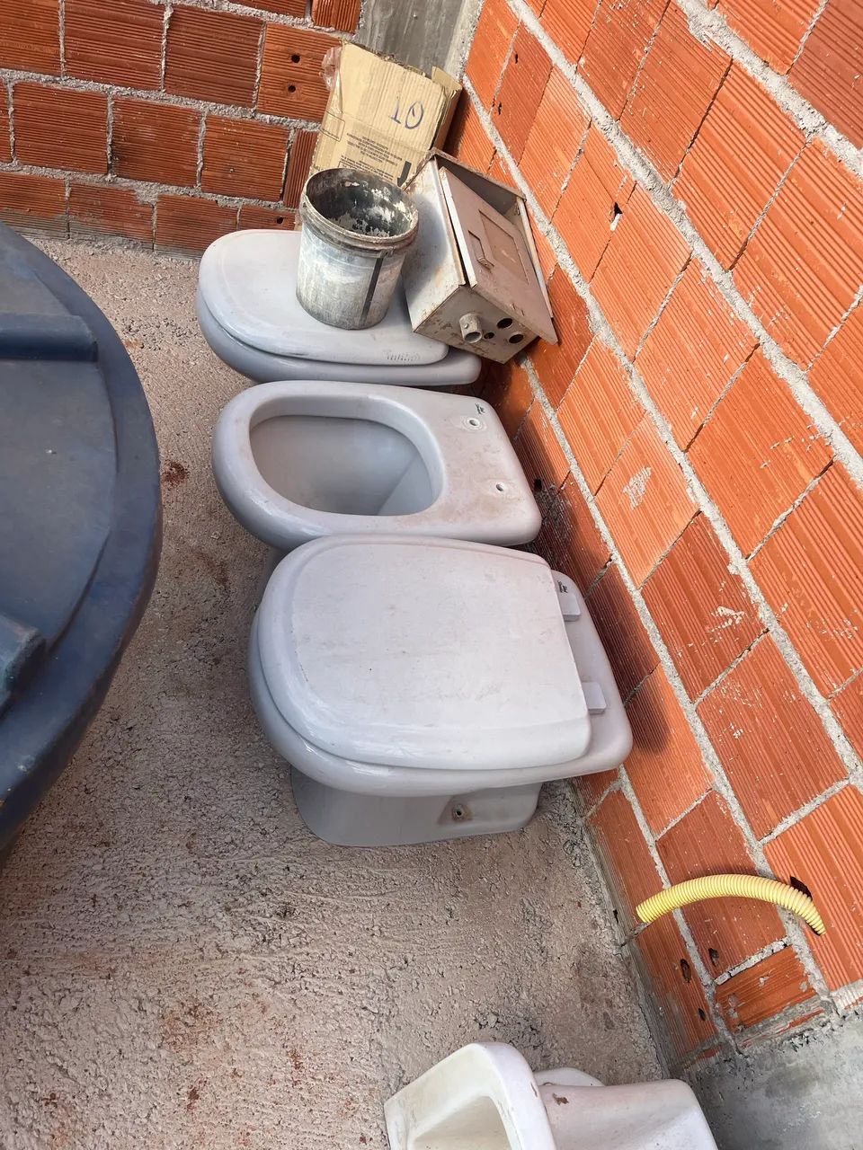 Vendo pias de granito e vaso sanitário 