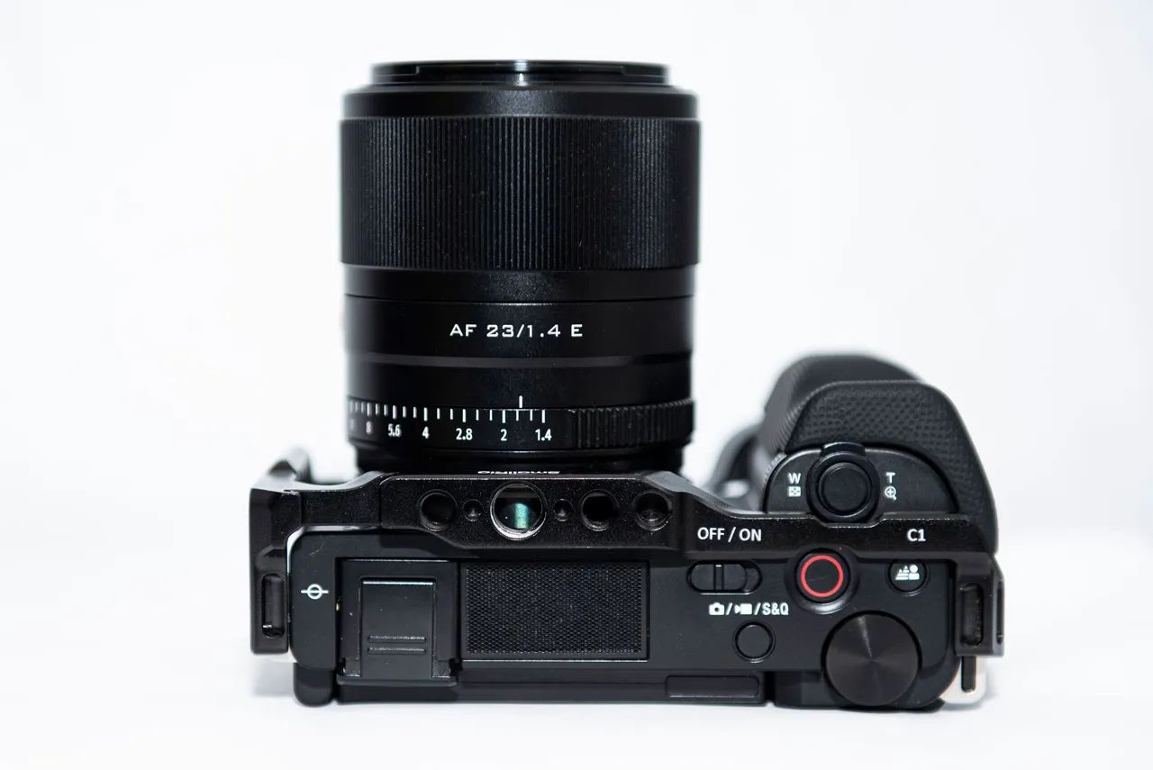 ZV-E10 com lentes e acessórios.  COMPLETA. 