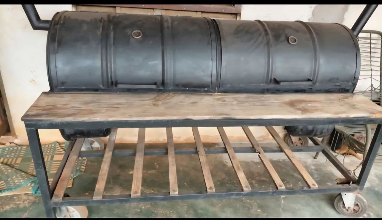 Vende se lanchonete móvel tem mais equipamento 