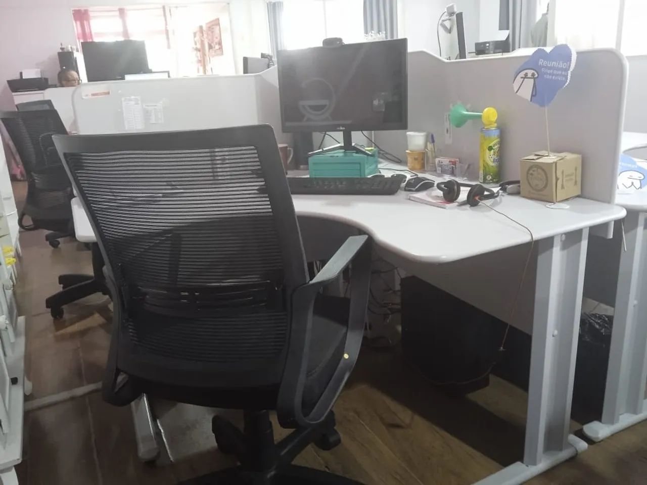 Estação de trabalho com 16 mesas em L - Foto 4