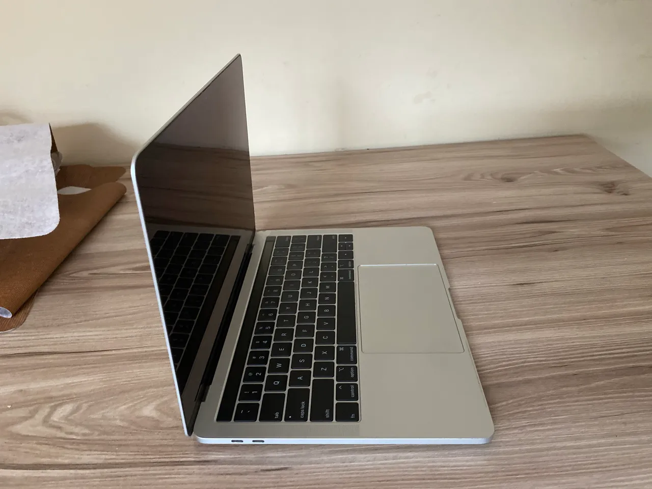 MacBook Pro 15 c/ Touch bar - 2017 i7, 16 GB RAM e bateria com 174