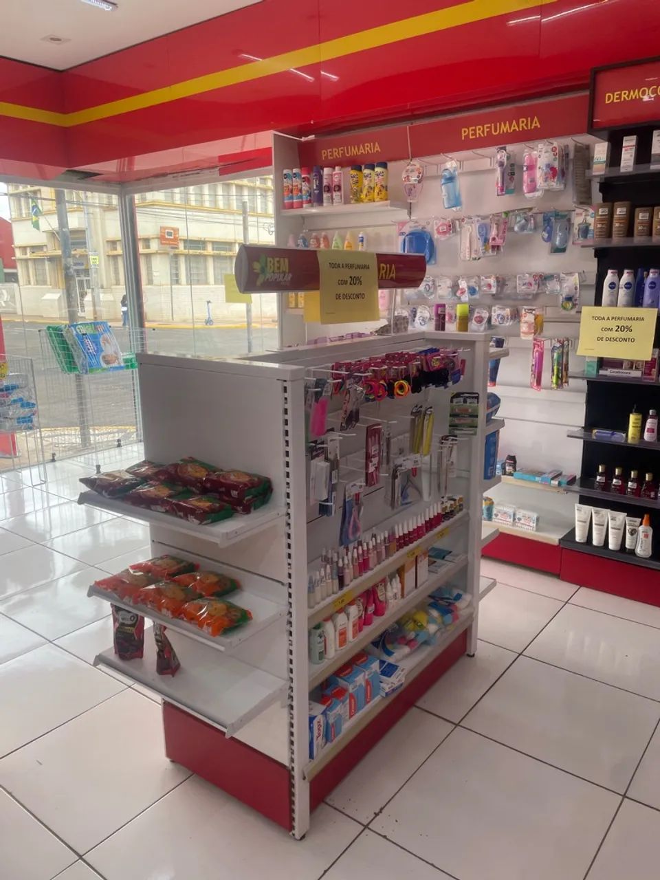 Vendo Prateleiras , Gôndolas e Balcões de Drogaria  - Foto 4